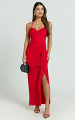 Silvana Maxikleid – Neckholder-Kleid mit seitlichem Raffdetail und Schlitz in Rot